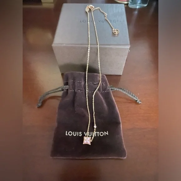 Louis Vuitton Color Blossom BB Mother Of Pearl Diamond Star Pendant in 18K RG - Picture 4 of 16